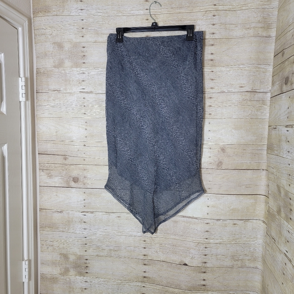 2 much LA, Sheer, lined V front skirt. Size L